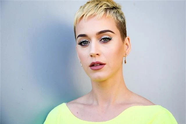 Chán tóc ngắn, Katy Perry trở lại với mái tóc dài quyến rũ - Ảnh 2.