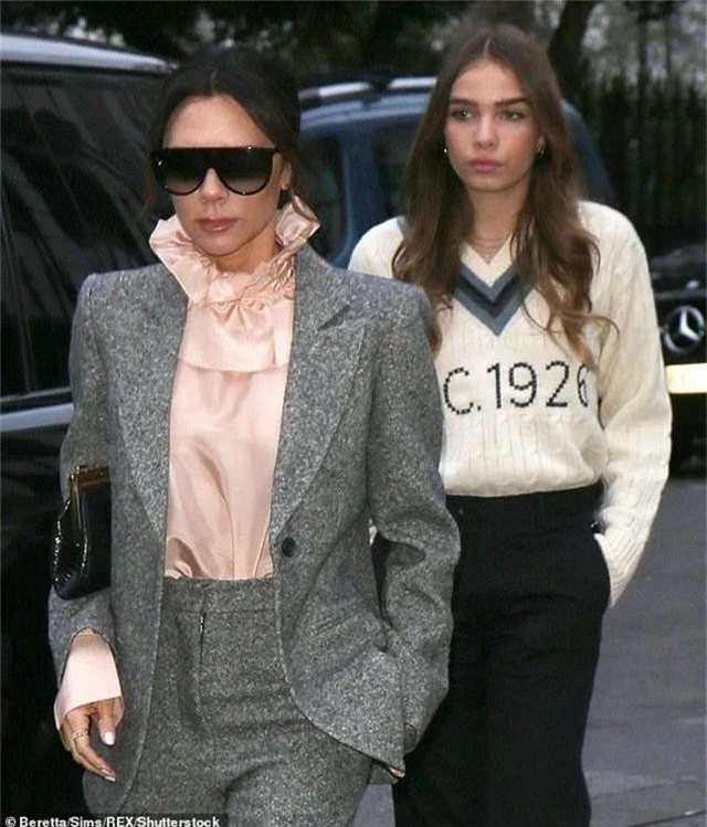 Victoria Beckham thân thiết không ngờ với… bạn gái của con trai - 5