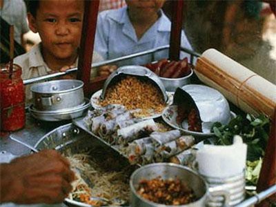 Điểm mặt 5 thứ quà vặt vỉa hè Sài Gòn xưa, có những món đến nay vẫn còn rất "hot"