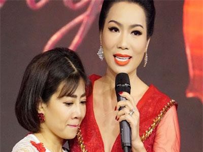 Gầy gò, bé xíu trên sân khấu, khoảnh khắc Mai Phương bật khóc đến run cả người khiến ai cũng xót xa