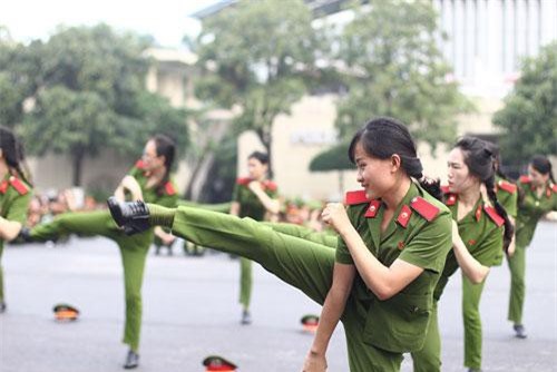 Ảnh: Nữ sinh cảnh sát xinh đẹp biểu diễn võ thuật đẹp mắt