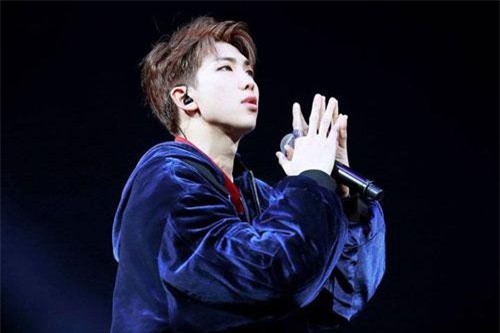 Thành viên BTS trải lòng về áp lực từ sân khấu và thành tích khủng của nhóm