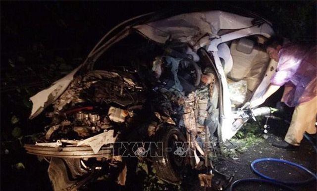 Hòa Bình: Cưa ô tô đưa thi thể 2 nạn nhân ra ngoài sau vụ tai nạn liên hoàn