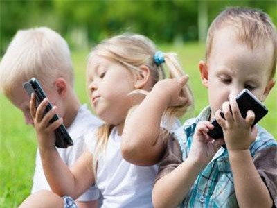 Cho trẻ dùng smartphone quá nhiều làm tăng nguy cơ mắc chứng tăng động