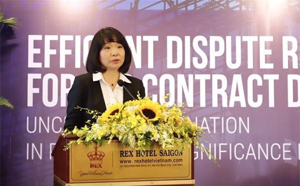 Bà Nguyễn Thị Duyên, Chủ tịch Hiệp hội Tư vấn Xây dựng Việt Nam phân tích về những rủi ro trong hợp đồng tổng thầu EPC. (Ảnh: NH)
