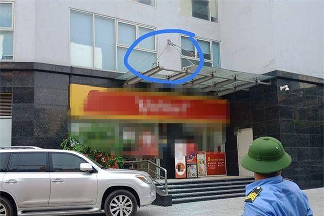 Hà Nội: Bé trai 4 tuổi rơi từ tầng 11 chung cư xuống đất đã tử vong