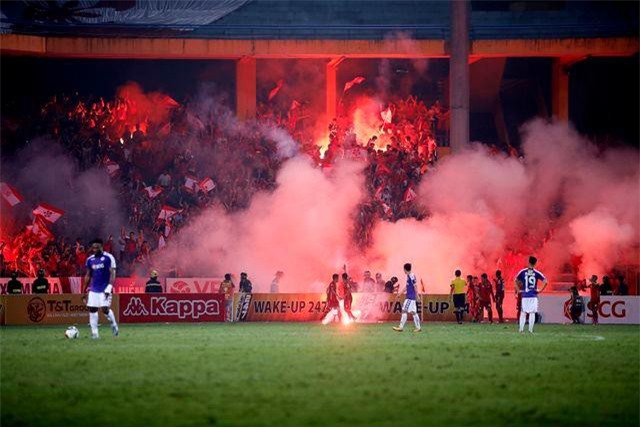 HLV Hà Nội FC phản ứng 'sốc' với màn đốt pháo sáng của CĐV Hải Phòng