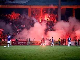 HLV Hà Nội FC phản ứng 'sốc' với màn đốt pháo sáng của CĐV Hải Phòng