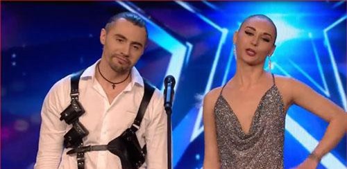 “Đứng tim” trước tiết mục phi dao của cặp đôi “trai tài, gái sắc”