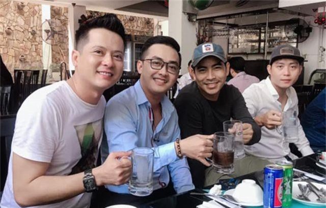 Diễn viên Hoàng Anh khóc khi chia tay người thân, sang Mỹ định cư cùng vợ con