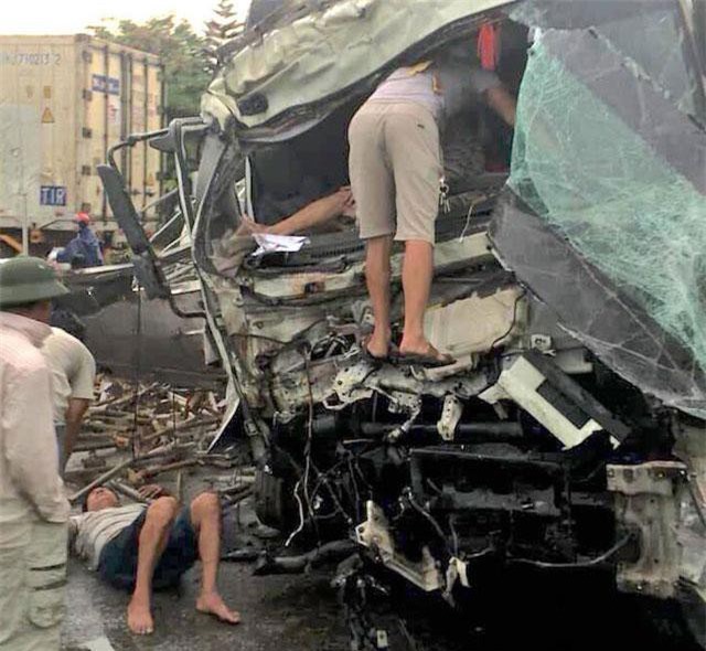 Nghệ An: Hai ô tô tông nhau "tan nát", 2 người bị thương nguy kịch