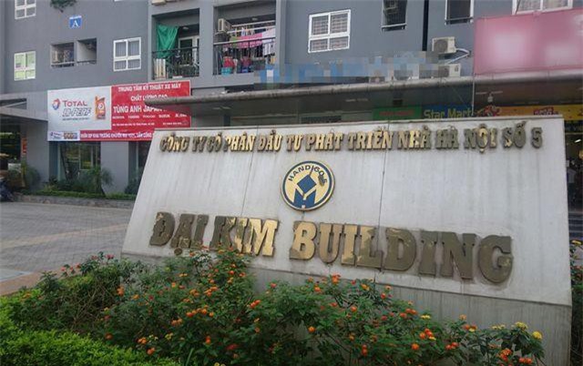 Bảo vệ quyền lợi cho cư dân, một người đàn ông bị đánh hội đồng