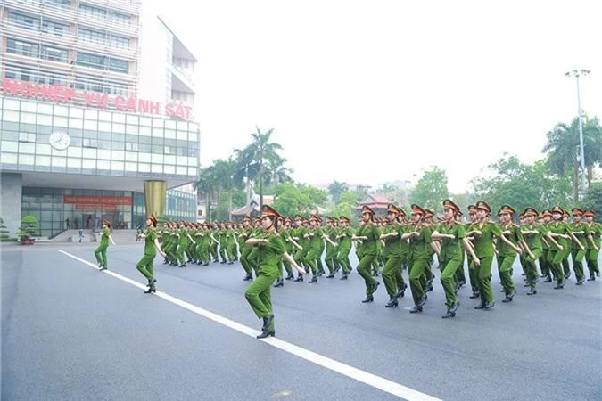 Anh: Nu sinh canh sat xinh dep bieu dien vo thuat dep mat hinh anh 1