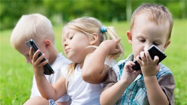 Cho trẻ dùng smartphone quá nhiều làm tăng nguy cơ mắc chứng tăng động - 1