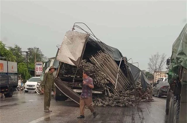 Hai ô tô tông nhau tan nát, 2 người bị thương nguy kịch - 4