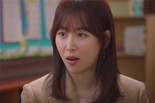 Đi sắm vàng cưới cho con trai, bà mẹ ghê gớm tái mặt khi "oan gia ngõ hẹp" với người quen