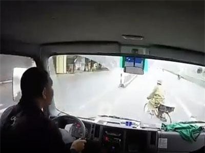 Tài xế xe tải phanh “cháy lốp” để tránh cụ ông sang đường kiểu “tự sát”