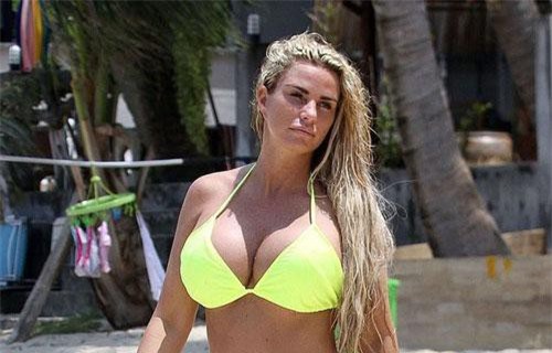 Katie Price diện áo tắm khoe ngực khủng