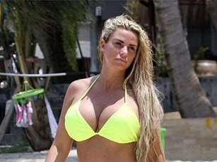 Katie Price diện áo tắm khoe ngực khủng