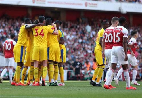 Arsenal 2-3 Crystal Palace: Trả giá vì Europa League