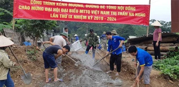 Công trình đường bê tông liên thôn chào mừng Đại hội của huyện Na Hang.