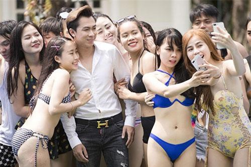 Hồ Việt Trung thuê dàn hot girl diện bikini bên bể bơi đóng phim 1 tỷ