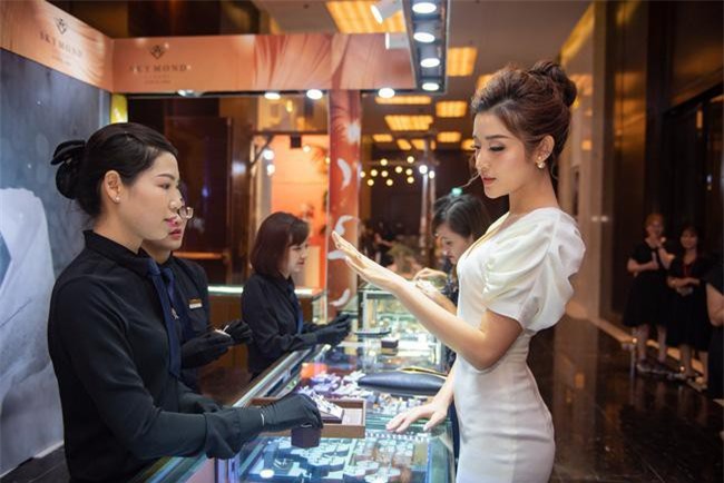 Á hậu Huyền My đi thử nhẫn cưới, sớm lên xe hoa?