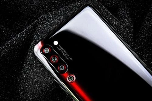 Không chỉ sở hữu cấu hình “khủng”, Lenovo Z6 Pro còn được trang bị 4 camera sau. Trong đó, cảm biến chính 48 MP, khẩu độ f/1.8 cho khả năng lấy nét theo pha PDAF. Ống kính góc rộng 125 độ 16 MP, f/2.2. Ống kính tele 8 MP, f/2.4, có khả năng lấy nét theo pha. Cảm biến còn lại có độ phân giải 2 MP, f/1.8 giúp tăng tộ sâu trường ảnh, chụp ảnh xóa phông, chống rung quang học (OIS).