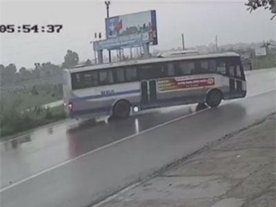 Phanh gấp trên đường trơn, xe khách “drift” như... trong phim hành động
