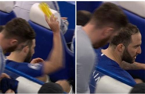 Tức với HLV Sarri, Higuain điên cuồng ném áo đập nước
