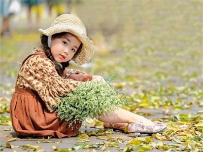 Bé gái Hà Nội thỏa sức tạo dáng trên con đường ngập lá sấu vàng Phan Đình Phùng