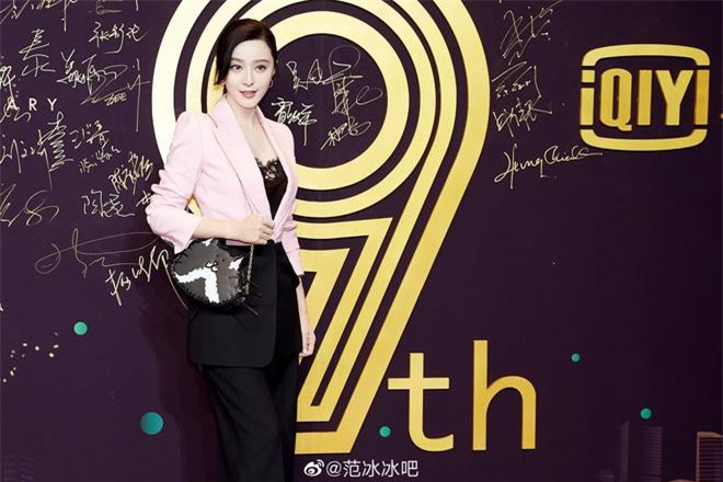 HOT: Phạm Băng Băng thần thái ngút ngàn, vóc dáng xuất sắc trong lần đầu chính thức tái xuất Cbiz sau 11 tháng scandal