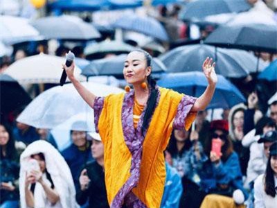 Đoan Trang ăn mặc rực rỡ biểu diễn dưới mưa trước hàng nghìn khán giả Nhật Bản