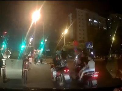 Cặp đôi đi SH chở theo trẻ nhỏ bất ngờ giật phăng đồ chơi của em bé khác đang dừng đèn đỏ với mẹ