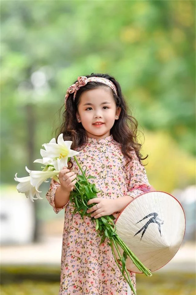 Bé gái Hà Nội thỏa sức tạo dáng trên con đường ngập lá sấu vàng Phan Đình Phùng - 10