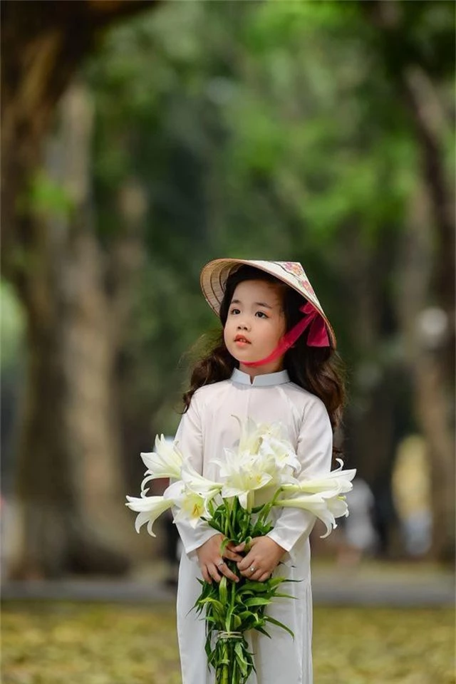 Bé gái Hà Nội thỏa sức tạo dáng trên con đường ngập lá sấu vàng Phan Đình Phùng - 11