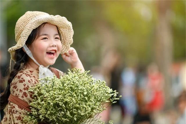 Bé gái Hà Nội thỏa sức tạo dáng trên con đường ngập lá sấu vàng Phan Đình Phùng - 3