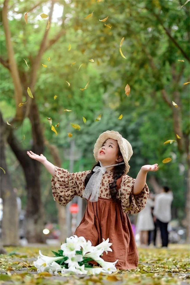 Bé gái Hà Nội thỏa sức tạo dáng trên con đường ngập lá sấu vàng Phan Đình Phùng - 4