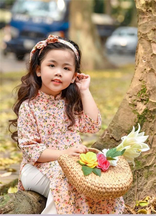 Bé gái Hà Nội thỏa sức tạo dáng trên con đường ngập lá sấu vàng Phan Đình Phùng - 5