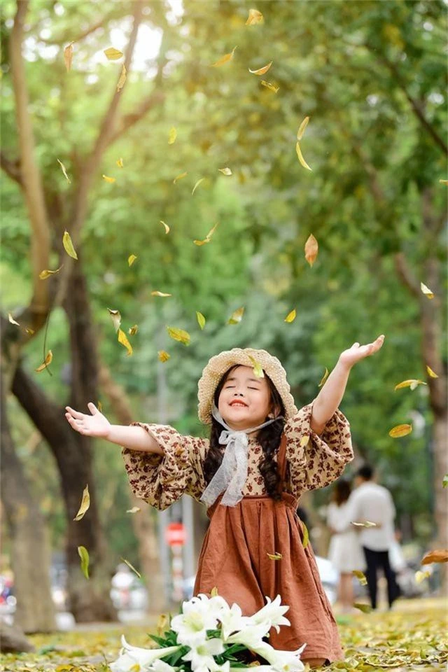 Bé gái Hà Nội thỏa sức tạo dáng trên con đường ngập lá sấu vàng Phan Đình Phùng - 7