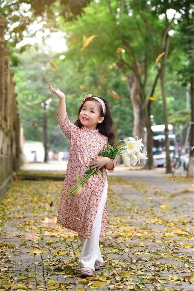 Bé gái Hà Nội thỏa sức tạo dáng trên con đường ngập lá sấu vàng Phan Đình Phùng - 8