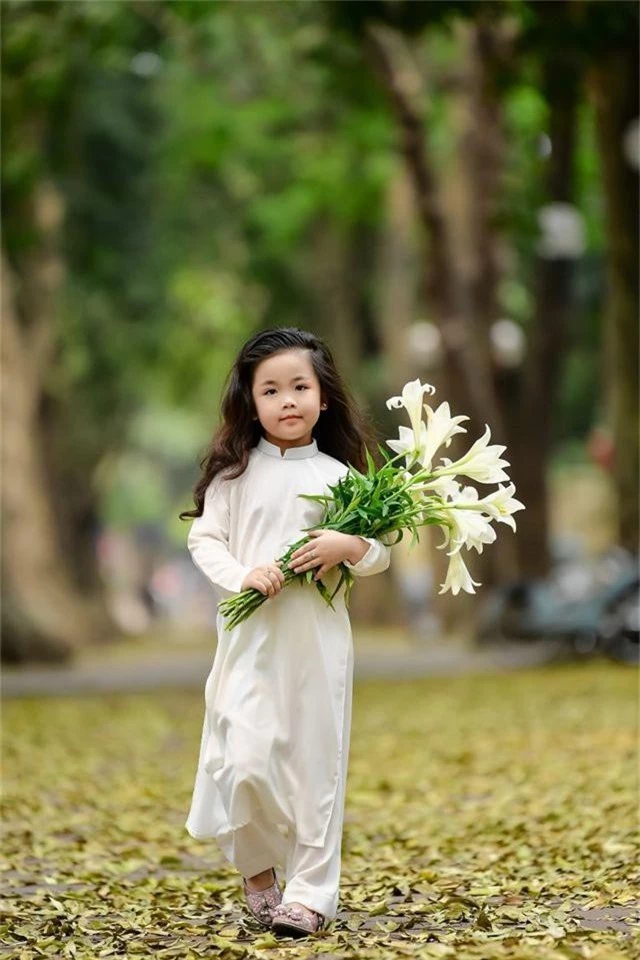 Bé gái Hà Nội thỏa sức tạo dáng trên con đường ngập lá sấu vàng Phan Đình Phùng - 9