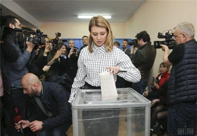 “Bóng hồng” quyền lực đứng sau diễn viên hài đắc cử tổng thống Ukraine - 8