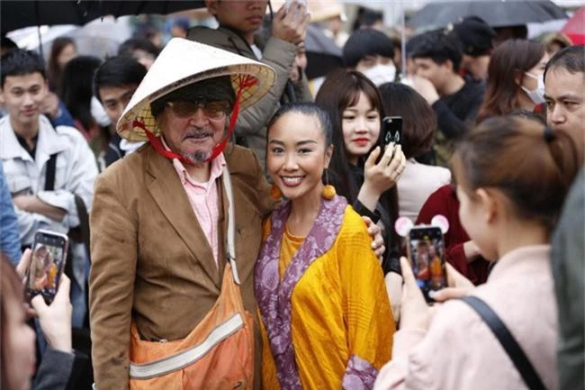 Đoan Trang ăn mặc rực rỡ biểu diễn dưới mưa trước hàng nghìn khán giả Nhật Bản - Ảnh 14.