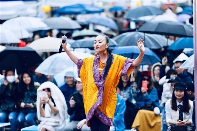 Đoan Trang ăn mặc rực rỡ biểu diễn dưới mưa trước hàng nghìn khán giả Nhật Bản - Ảnh 3.