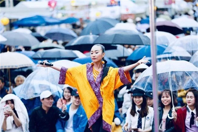 Đoan Trang ăn mặc rực rỡ biểu diễn dưới mưa trước hàng nghìn khán giả Nhật Bản - Ảnh 4.