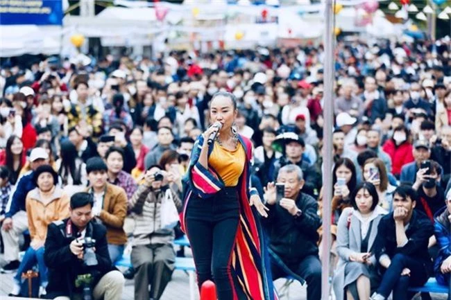 Đoan Trang ăn mặc rực rỡ biểu diễn dưới mưa trước hàng nghìn khán giả Nhật Bản - Ảnh 8.