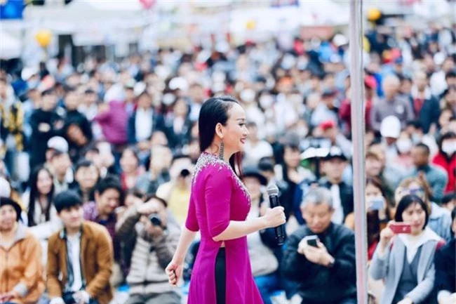 Đoan Trang ăn mặc rực rỡ biểu diễn dưới mưa trước hàng nghìn khán giả Nhật Bản - Ảnh 9.