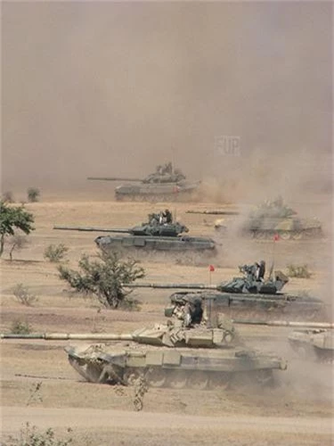 Hiem hoi: Quan doi Singapore duoc tap tran voi sieu tang T-90S-Hinh-5