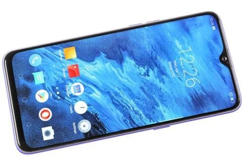 Smartphone mới của Realme sử dụng tấm nền màn hình IPS kích thước 6,3 inch, độ phân giải Full HD Plus (2.340x1.080 pixel), mật độ điểm ảnh 409 ppi. Màn hình này được chia theo tỷ lệ 19,5:9, chiếm 90,8% diện tích mặt trước. 